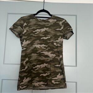 Victoria’s Secret PINK Green Camo Graphic Tee Y2K Streetwear Athleisure Top
